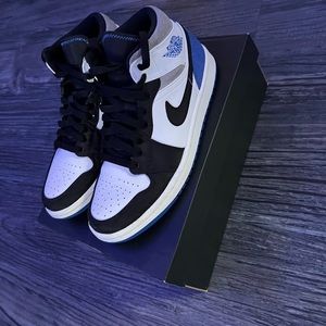 Jordan 1 mid se “royal black” used size 7.